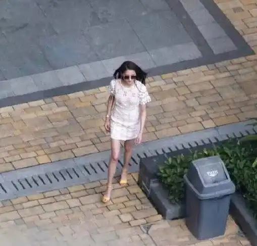 关晓彤新剧甘愿再当配角,造型曝光,网友她确定才有22岁
