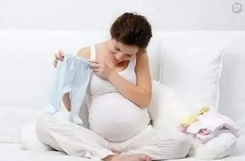 孕妈妈又焦虑了,不到预产期肚子发硬,这是胎宝宝要发动了吗
