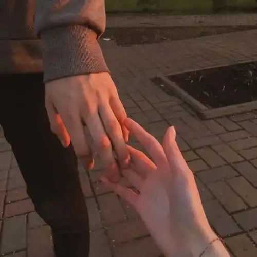 炒温柔的牵手头像
