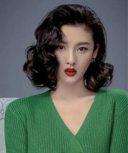 95后小花烫波浪卷模仿利智韵味绝,难怪整个娱乐圈都在等她长大

