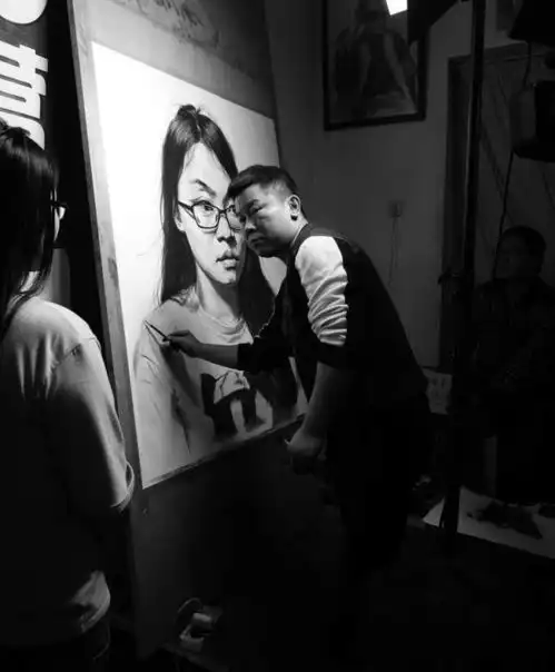 一年700张素描头像,他是当之无愧的国内超写实写实素描第一人
