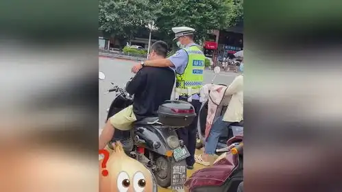 男子骑电车没戴头盔被交警搭肩提醒
