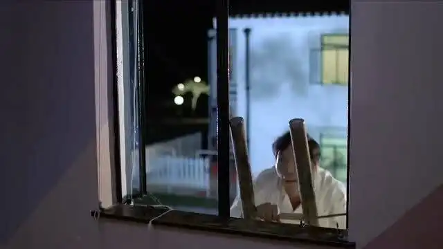 影视一帮男生想去女生宿舍,结果女老师们早有准备,不料漏了个王晶
