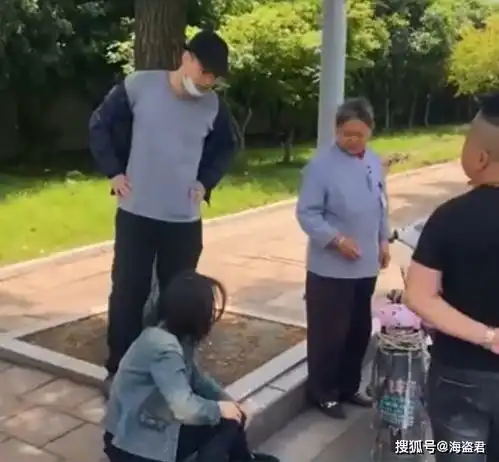 江苏一情侣吵架,男子将女友推向公交车她老拽着我,她死了我赔

