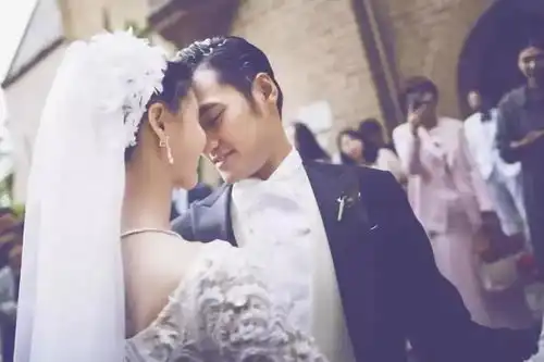 不敢相信张歆艺袁弘结婚8年还没买房,搬家将闲置品免费送网友
