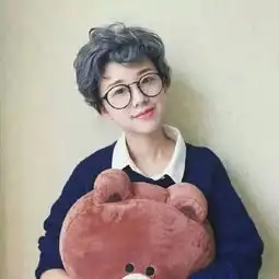 情侣qq头像图中人物抱着玩偶
