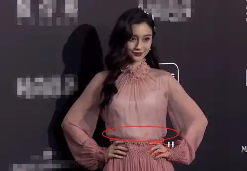 杨颖穿透视裙走红毯秀性感身材,双腿细如竹竿,细腰盈盈一握
