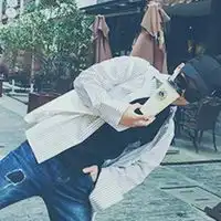 qq情侣头像一男一女楼房和树木都是模模糊糊的
