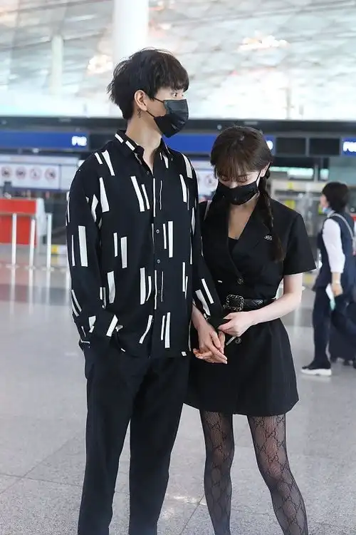 张檬真像个小孩一样,和男友穿情侣装,还要配上jk裙,真不像30多
