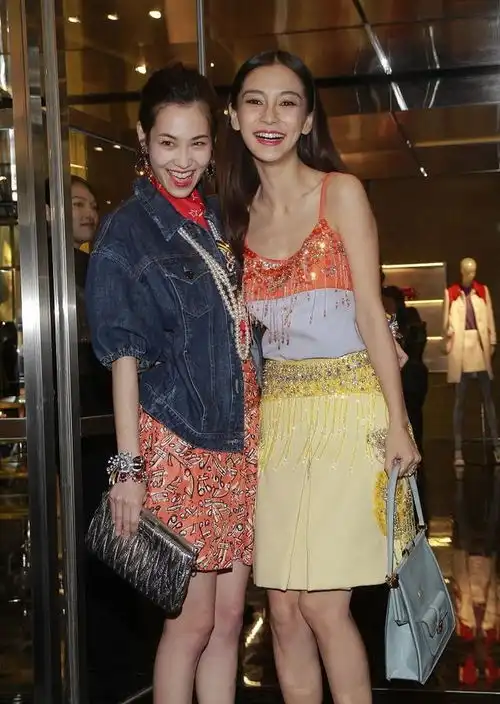 杨颖和水原希子同框显青涩,身高却挺有优势,厚唇模特的美挺特别
