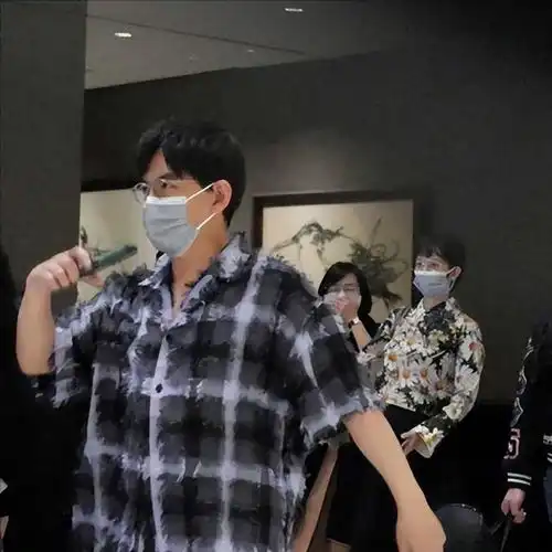 selina与小男友穿情侣装现身黄子佼生日宴,两人十指紧扣爱得炽热
