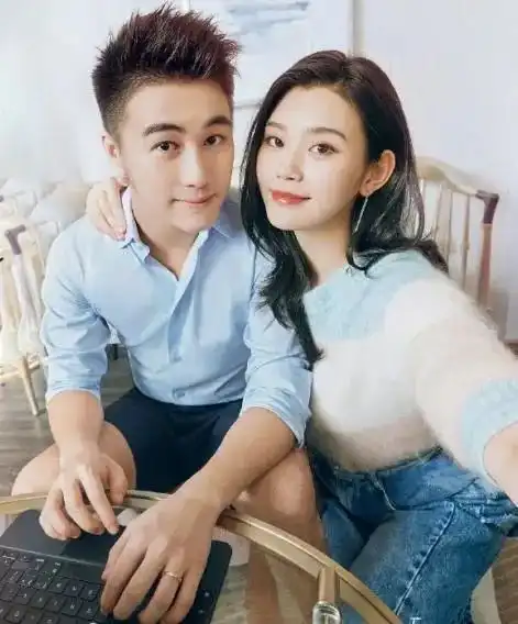 奚梦瑶穿紫色毛衣大秀美腿发丝飞扬展超模气场
