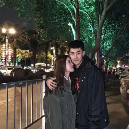 幸福甜美情头像情侣一左一右,我太喜欢你了
