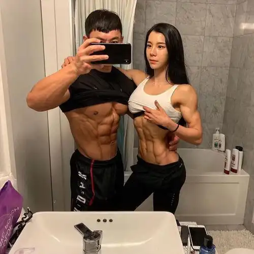 女孩痴迷健美身材,体脂率练到8,与男友甜蜜合影尽显般配

