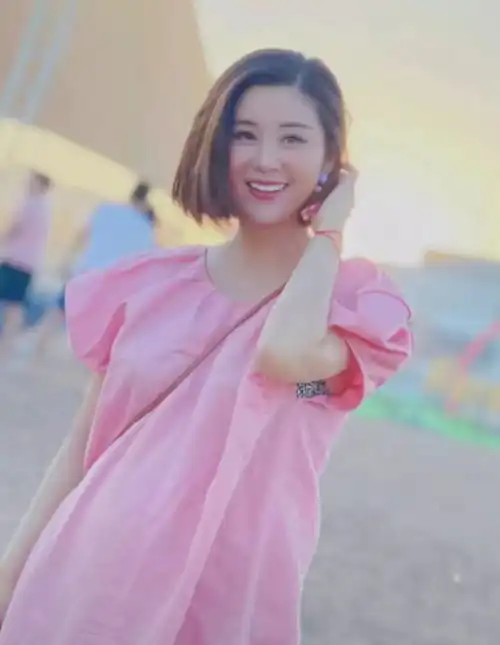 36岁李小萌怀二胎,网友和金太郎是娱乐圈难得的一对正能量夫妻
