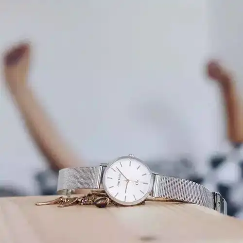年轻人该买什么手表盘点8款好看又不贵的小众手表
