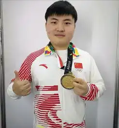 电竞选手uzi直播吃个饭都能上热搜粉丝梦回三岁小孩

