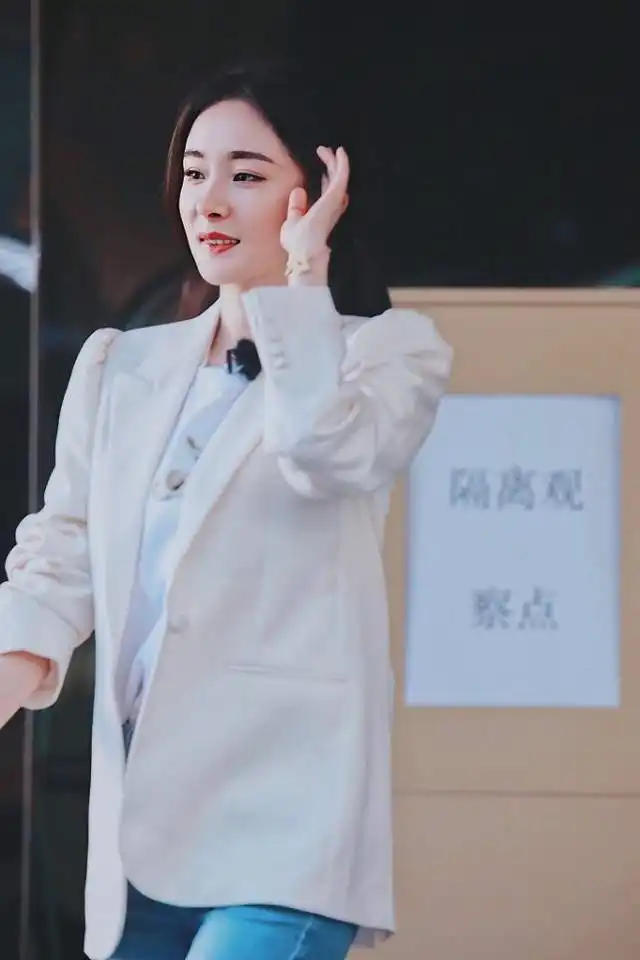 杨幂脸上有肉的感觉也挺嫩的,简约造型更显气质,圆润还可爱
