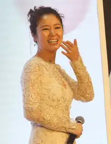 林心如和杨颖同穿镂空裙,一个是大妈一个少女模样

