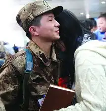 兵哥哥踏征程,情妹妹来相送
