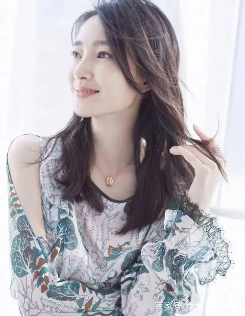 素颜女神王丽坤身穿白色衬衣,清新灵动甜美,网友太甜了
