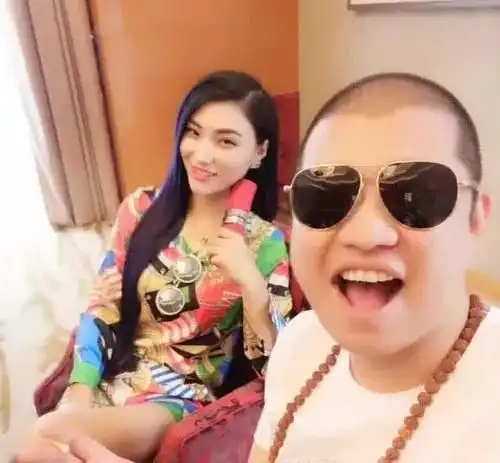 网红二驴夫妇卖山寨手机翻车,曾自曝身家10亿他们真有钱吗
