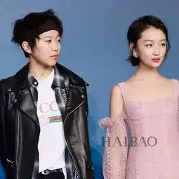 惊呆周冬雨竟然纹了窦靖童同款纹身果然腿细就是可以任性...
