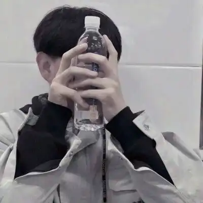 男生真人头像手机挡脸
