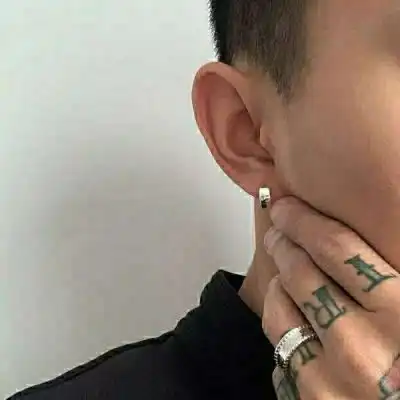 部位欧美男头看不到脸的个性独特的
