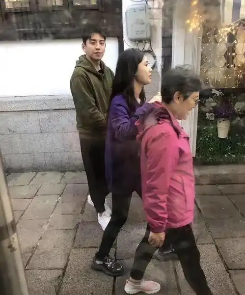 王大陆卖咖啡被抓拍,没有一张把口罩戴好的,网友比许光汉耐看
