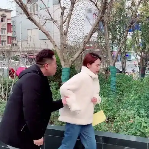 半路上看到小伙给美女下跪,以为是情侣俩吵架了,没想到真相其实是这样
