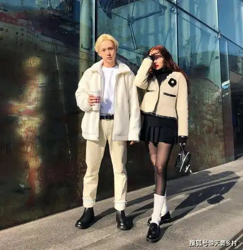 泫雅麻花辫配红唇,背带裙尽显尤物身材,同框男友穿成最潮情侣装
