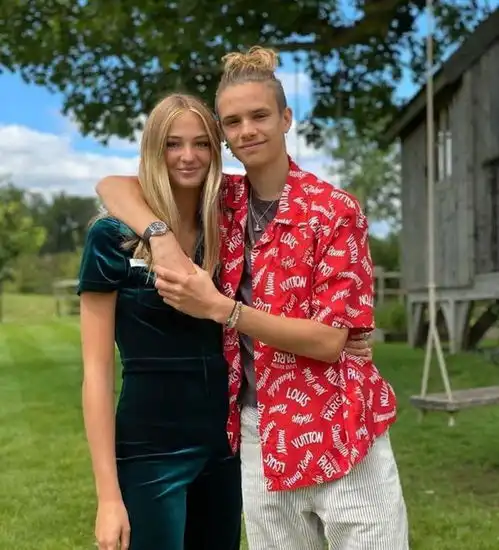 双喜临门大布订婚后,贝克汉姆次子罗密欧晒与女友恩爱照被催婚

