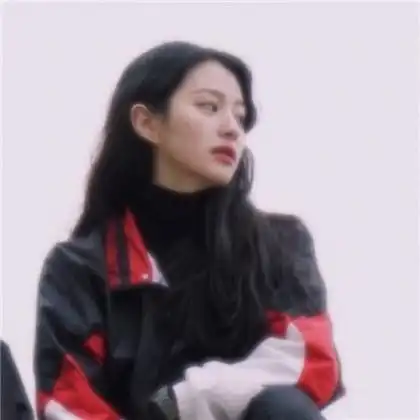 个性情侣头像一男一女,虽然相爱但是眼中带着遗憾
