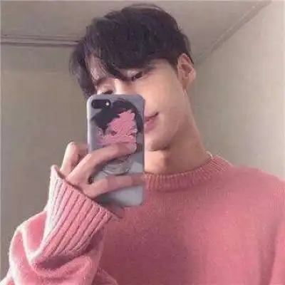 有一个男生当了快手有500万粉丝的女主播和平精英师傅,这个男生吃鸡
