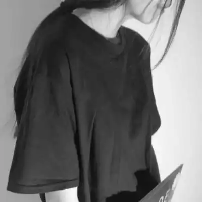 qq黑白女生头像霸气,活在别人的掌声中女生
