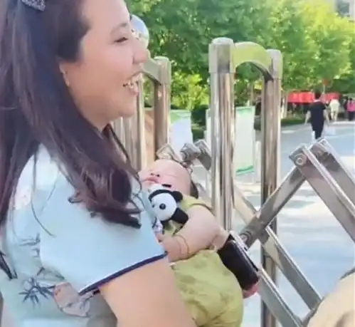 山东考场外最年轻奶奶火了,抱孙子给儿子送考,网友太卷了
