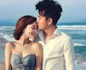 李小璐和贾乃亮终于同框,身穿情侣装走红毯,李小璐一个动作抢镜

