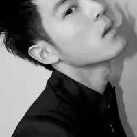 情绪低落的qq黑白男生头像所有深爱都是秘密
