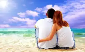 一男一女分开坐在海边背影情侣头像,麻烦可以找到另一张吗,谢谢,急用
