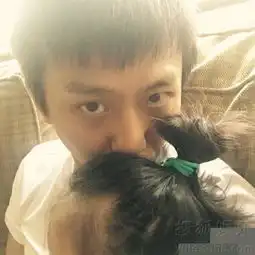 邓超与女儿抢棒棒糖吃小花半丸子头抢镜
