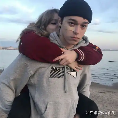 有没有男女同框的情侣头像
