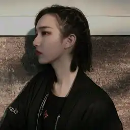 女生黑衣短发头像
