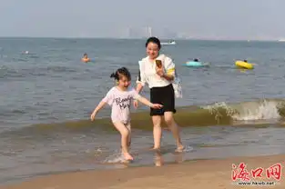 海口天气炎热市民海边踏浪降温3
