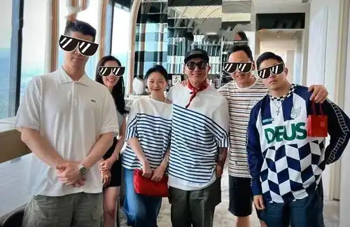 大s具俊晔穿情侣装聚会,嫁给光头后彻底没钱,还在穿十年前旧衣
