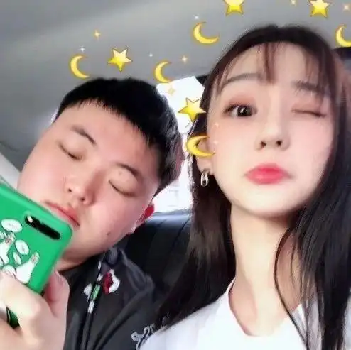 uzi赛后半夜赶回家与奥咪咪共进晚餐,这也太宠女友了吧
