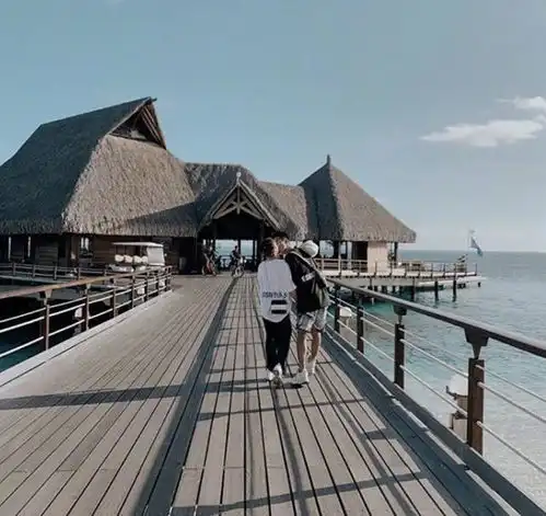 何超莲晒海边旅行照,和窦骁穿情侣装十指紧扣,弯腰亲吻甜到齁

