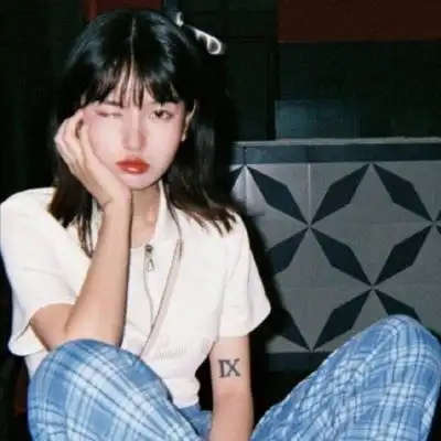 相胶复古风女生头像
