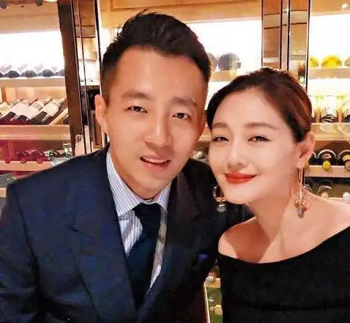 汪小菲被曝婚内出轨,与异性同居约会佩戴情侣项链,对方身份被扒出
