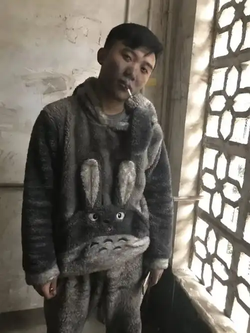 90后小情侣家中起火,居然还在自拍网友们的评论亮了
